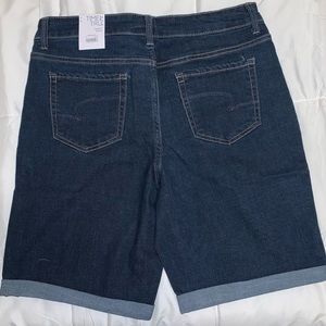 Bermuda mid rise Shorts size 12